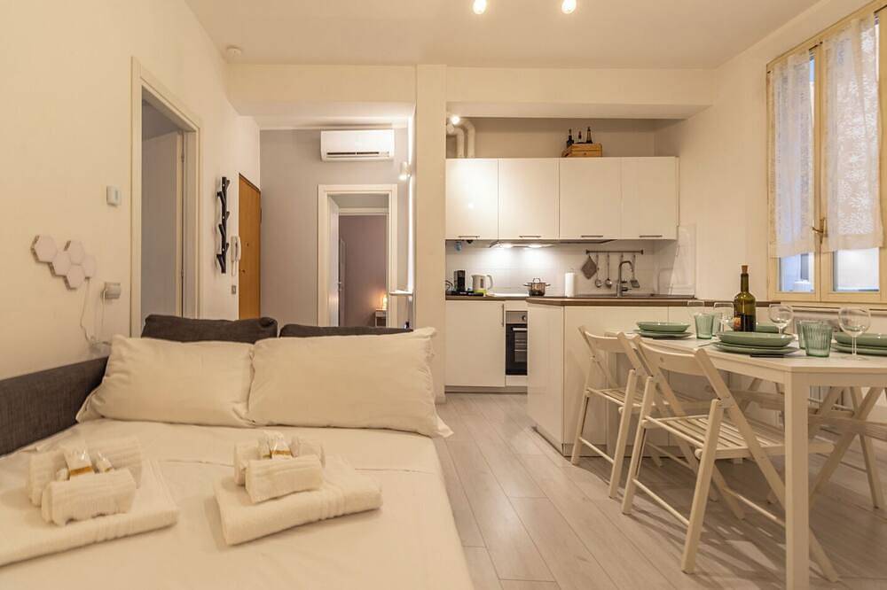 Apartamento entero, La casa del Vicolo| 2 bedrooms, Wi-Fi & A/C in Módena, Provincia de Módena