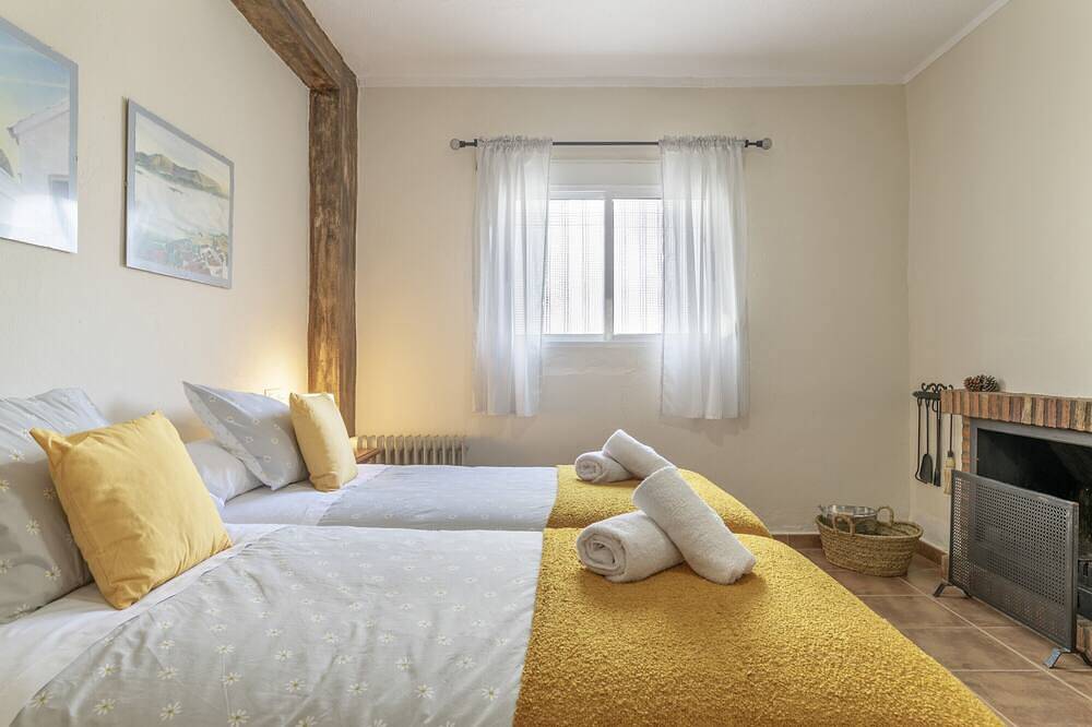 Entire apartment, Apartment 'Los Cuatro Vientos' with Wi-Fi in Zahara de la Sierra, White Villages