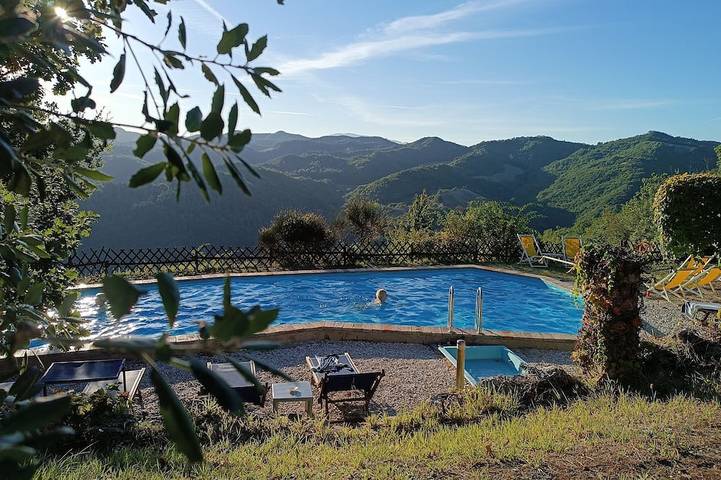 Agriturismo per 4 persone, con terrazza e idromassaggio nonché giardino in Urbino
