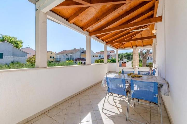 Ferieleilighet for 6 personer, med terrasse i Supetar