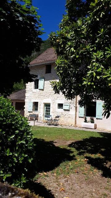 Gîte pour 8 personnes, avec piscine et vue, animaux acceptés dans Lhuis