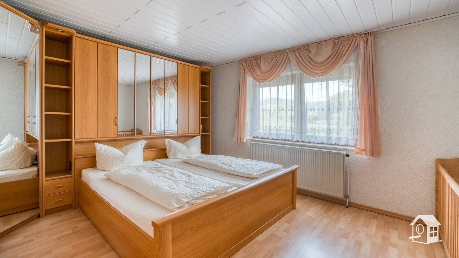 Ganze Wohnung, Ferienwohnung 'Ferienhaus Mengelberg' mit privater Terrasse, privatem Garten und Wlan in Roschbach, Südliche Weinstraße