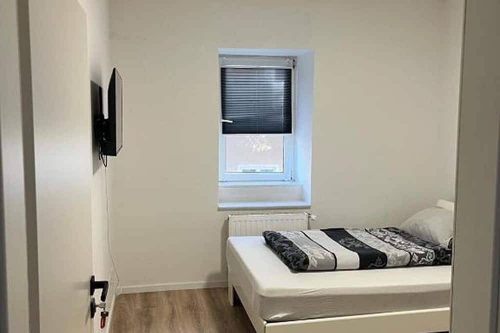 Ganze Wohnung, Kaiserslautern Entire Building  · 8 Rooms · Sleeps 13 · 3 Private Kitchens · Kmc in Kaiserslautern, Saar-Nahe-Bergland