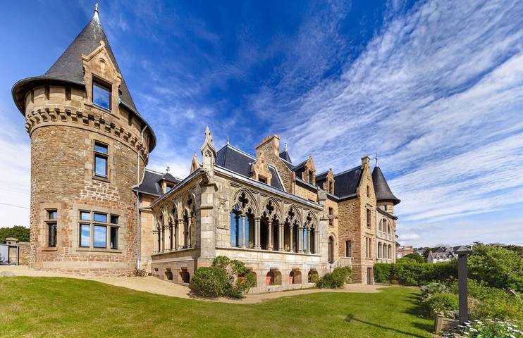 Location de vacances pour 22 personnes, avec Balcon ainsi que Terrasse et Jardin dans Plage Pors Termen Trebeurden