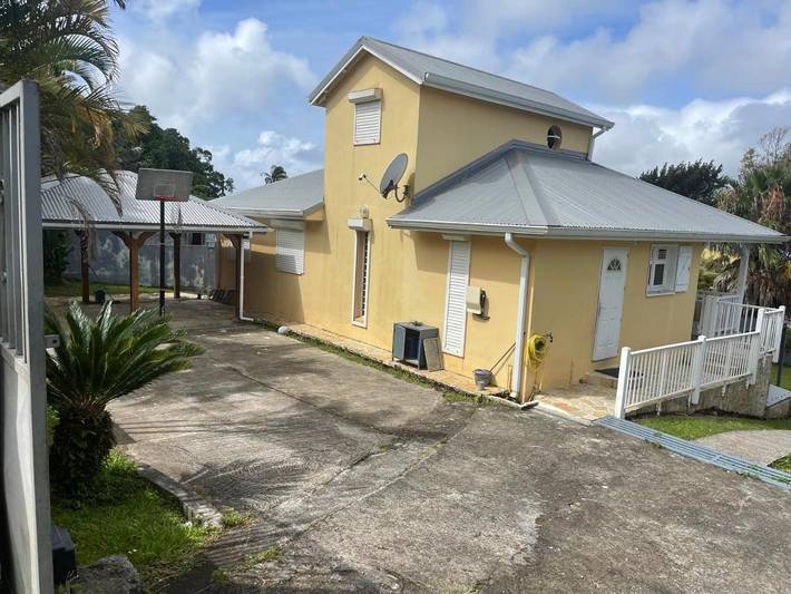 Gîte pour 2 personnes, avec bassin pour enfant et vue ainsi que piscine et jardin à Gourbeyre - 3