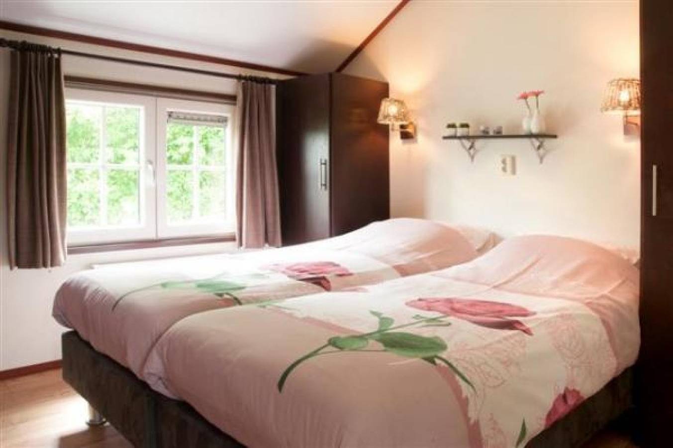 Charmant 6 persoons vakantiechalet op een boerderij bij Leiden in het Groene Hart. in Woubrugge, Groene Hart