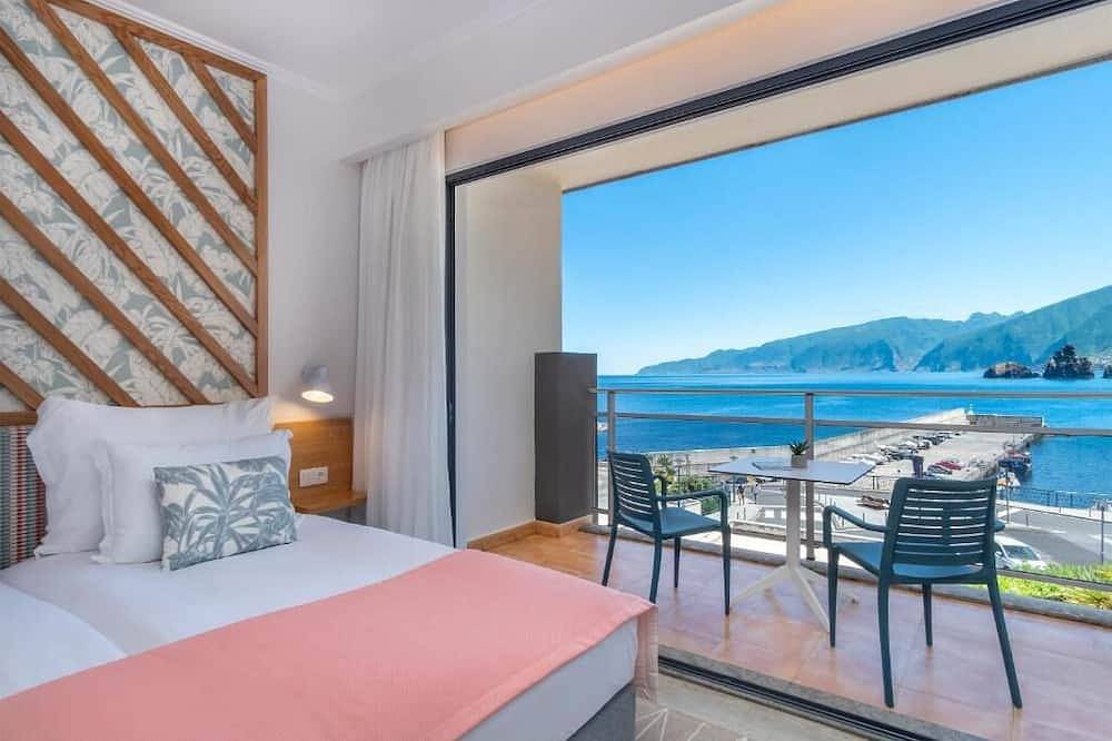 Modern Seafront Room w/ Free Breakfast & Pool Access– Ideal for Relaxing Retreat in Porto Moniz, Madeira