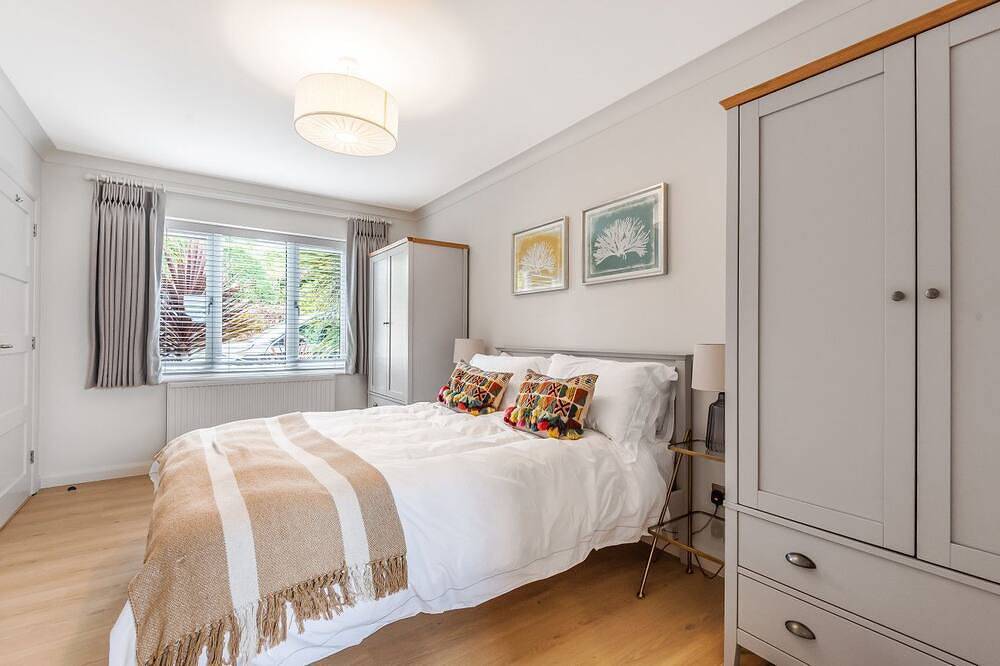 Little Orchard: West Wittering Home – Sleeps 10, 5 Bedrooms & Hot Tub in West Wittering Beach, West Wittering