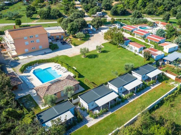Camping für 6 Personen, mit Terrasse und Garten sowie Pool in Medulin