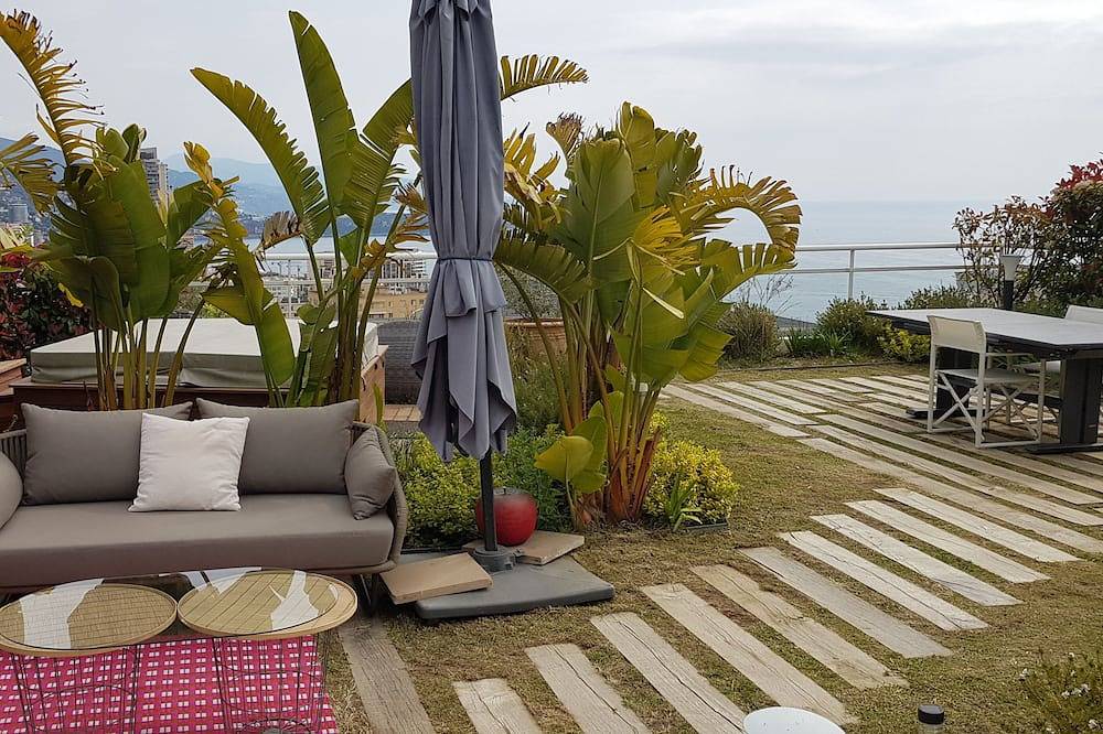 Ganze Wohnung, Rooftop villa with Jacuzzi and sea view 50m from Monaco. in Beausoleil, Nizza und Umgebung