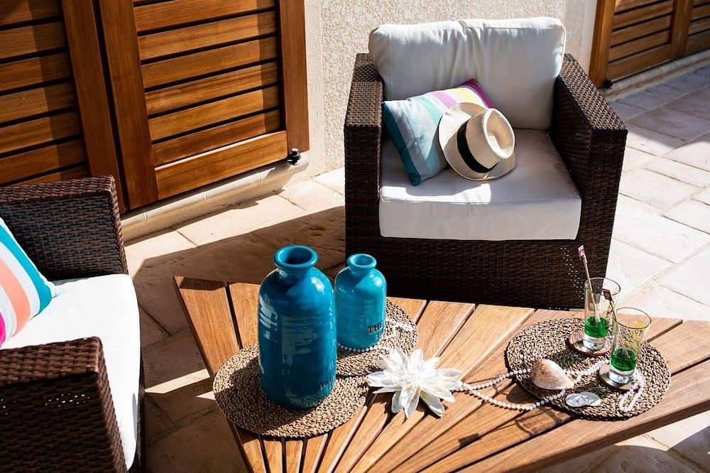 Charming house, Zen atmosphere in the garrigue, Private heated pool & Jacuzzi in Castillon-du-Gard, Region de Nimes