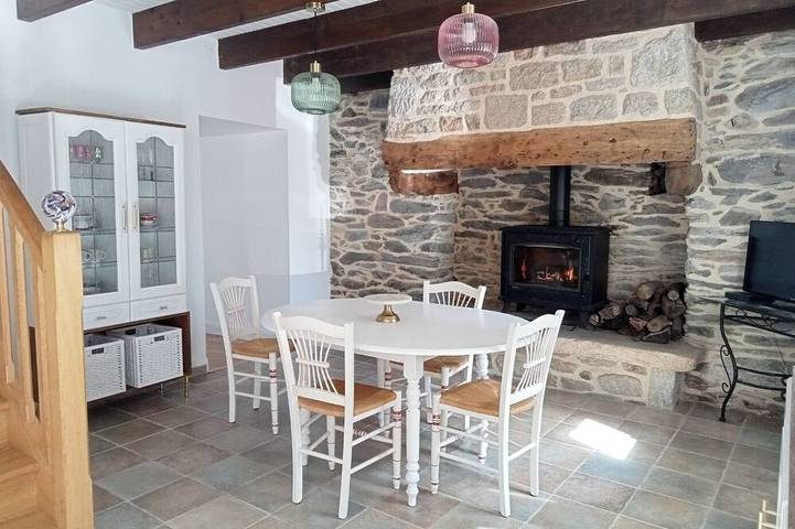 Gîte pour 4 personnes, avec terrasse et jardin à Cast