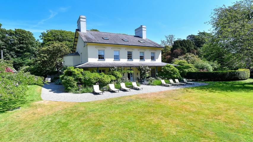 Cottage for 20 people, with garden, with pets in Pwllheli