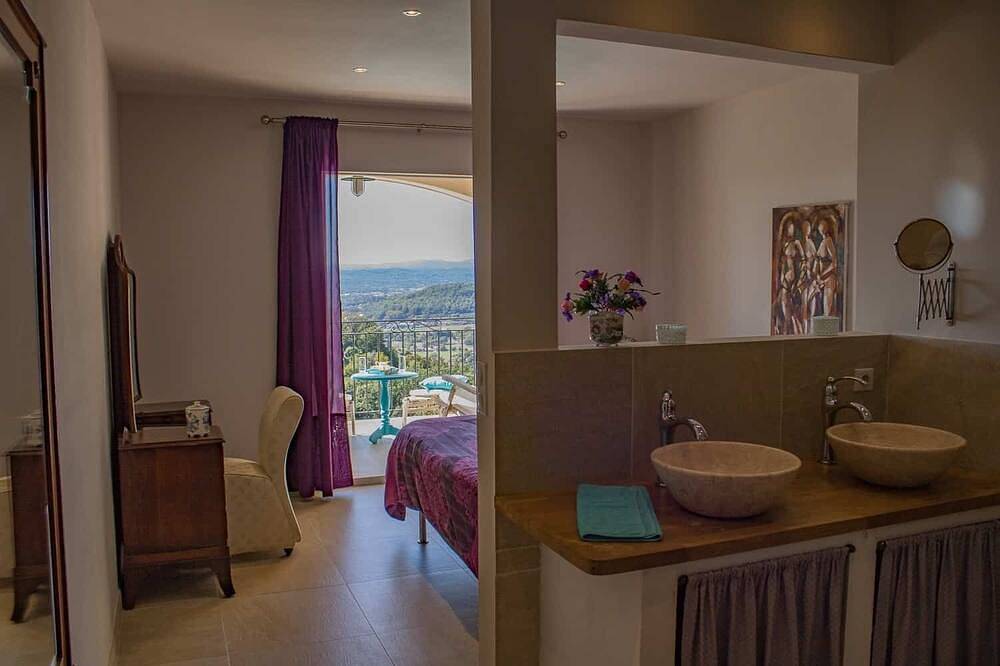 Luxurious Villa with Panoramic View & Infinity Swimming Pool in Montauroux, Draguignan region