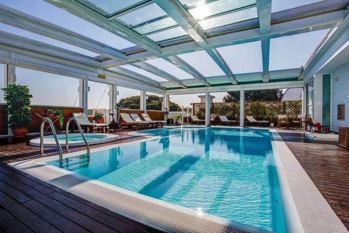 Residence per 5 persone, con Idromassaggio e Terrazza nonché Piscina per bambini e Piscina a Riccione