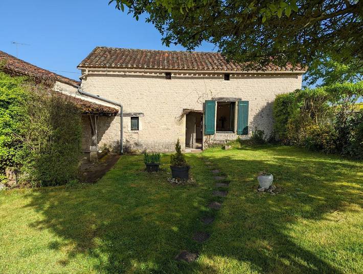 Gîte pour 5 personnes, avec terrasse ainsi que jardin et piscine, animaux acceptés en Charente - 4