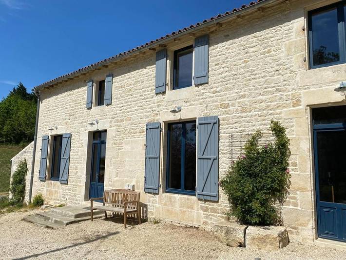 Location de vacances pour 10 personnes, avec jardin ainsi que piscine et vue à Échiré