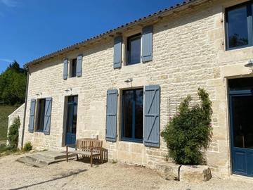 Gîte pour 10 personnes, avec piscine ainsi que jardin et vue à Échiré