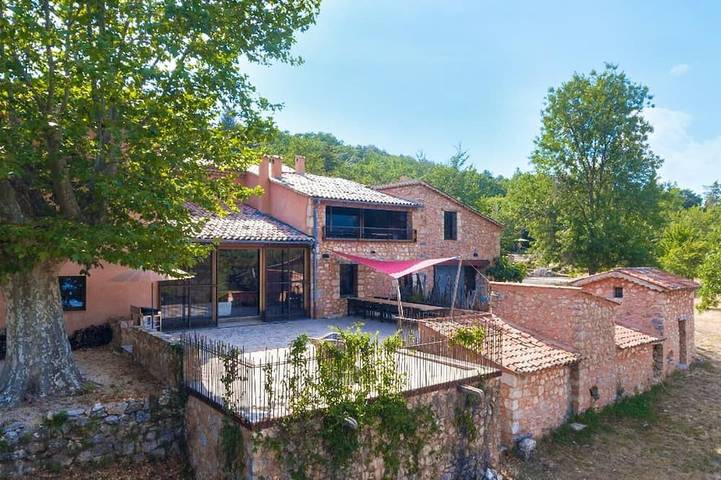 Location de vacances pour 20 personnes, avec terrasse et jardin à Ampus