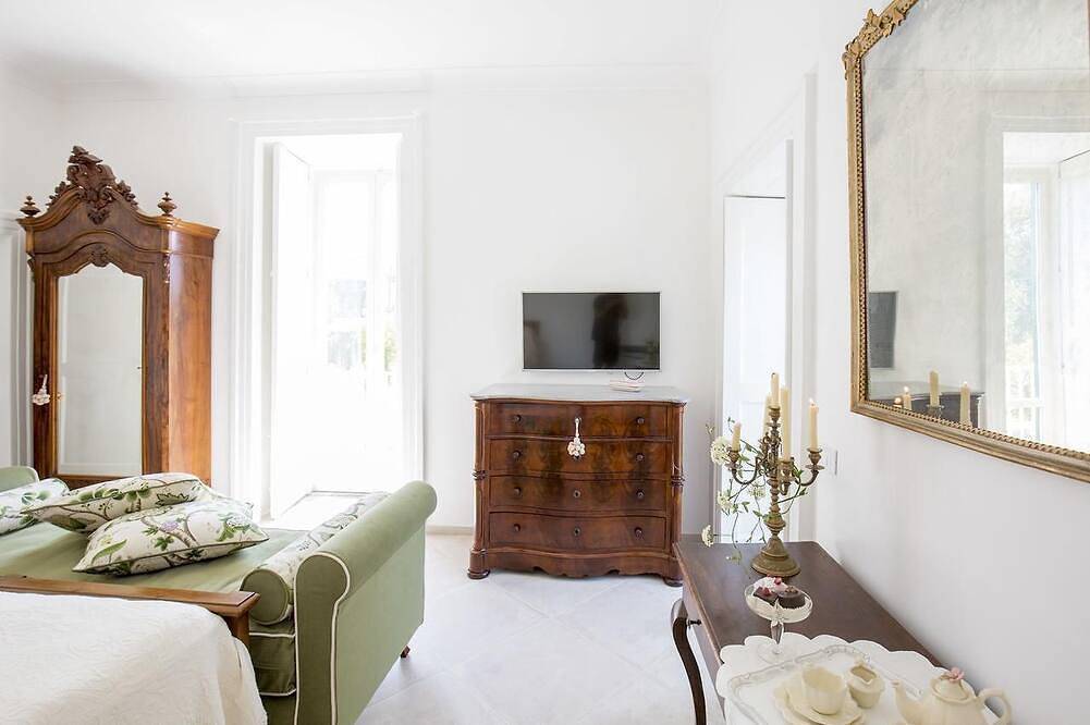 Bougainville private suite with terrace near the station and the sea in Meta, Naples Province