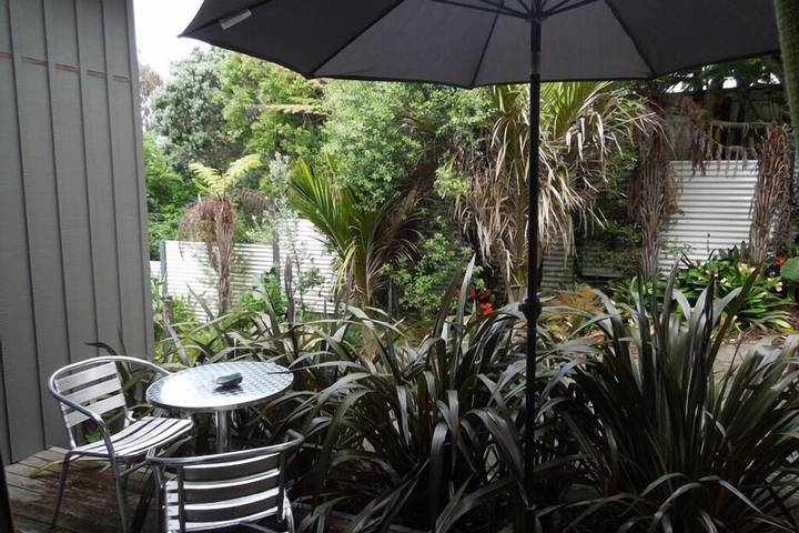 Holiday apartment for 2 people, with terrace and garden in Waiheke Island