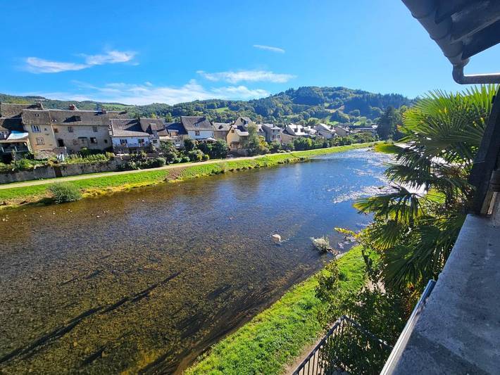 Location de vacances pour 6 personnes, avec Balcon ainsi que Terrasse et Vue dans Saint-Geniez-d'Olt-et-d'Aubrac - 2