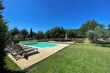 Gîte pour 8 personnes, avec jardin et terrasse à Richerenches