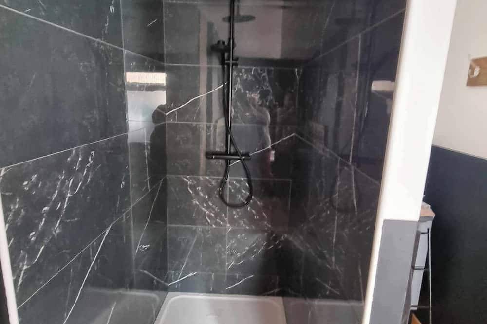 Geheel appartement, The black tendance, maxi studio hyper center, 1km from train station, tourism/business in Calais, Calais en omgeving