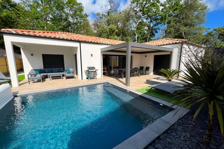 Villa pour 8 personnes, avec Terrasse ainsi que Jardin et Piscine