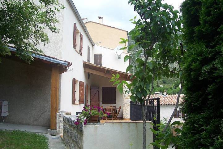 Location de vacances pour 4 personnes, avec terrasse à Rougon