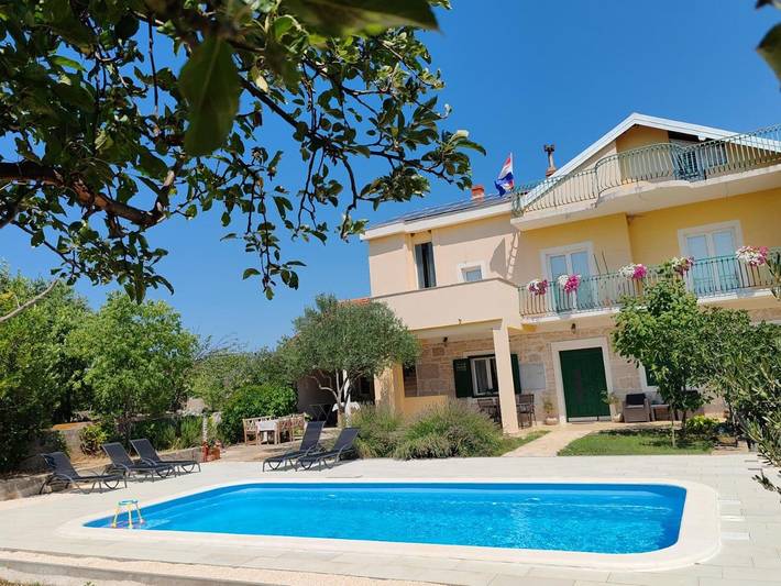 Ferienwohnung für 8 Personen, mit Ausblick und Garten sowie Pool