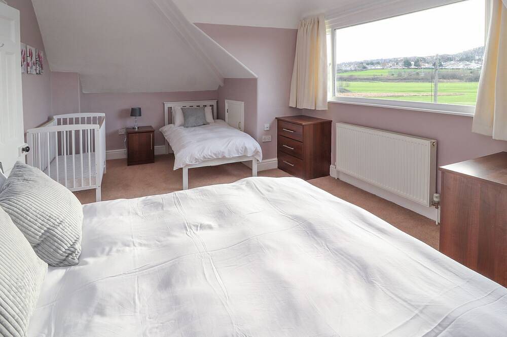 The Yatt, family friendly, character holiday cottage in Rhos-On-Sea in Rhos on Sea, Conwy region