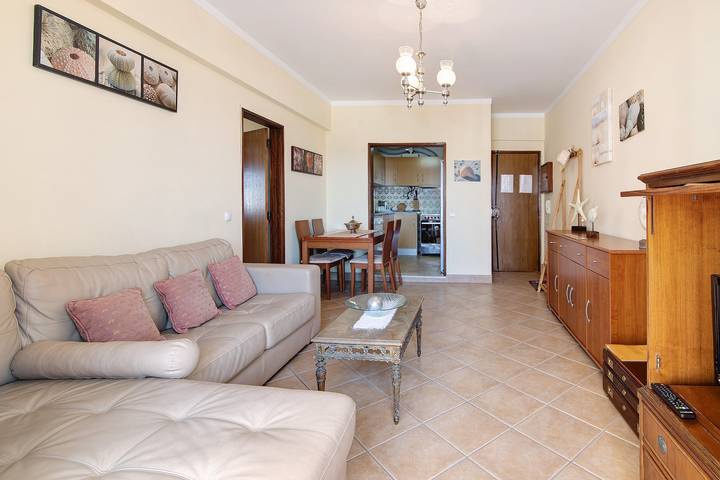 Entire apartment, Apartment 'Vip T2 em Frente a Praia' with Sea View, Terrace & Wi-Fi in Cavacos, Quarteira