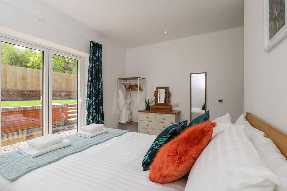 The Barn, family friendly, with hot tub in Lytchett Matravers in Dorset