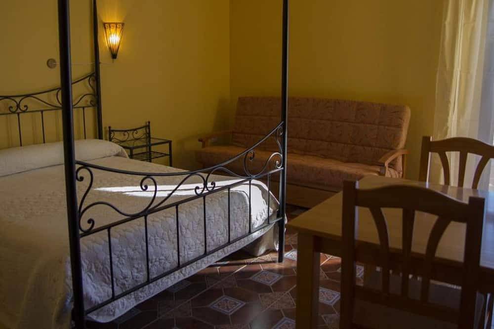 Conjunto Rural con piscina privada climatiazada, Wifi y patio con Bbq in Hueva, La Alcarria