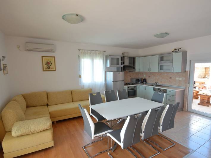 Villa für 8 Personen, mit Balkon/Terrasse und Balkon sowie Terrasse und Pool in Jasenice - 3