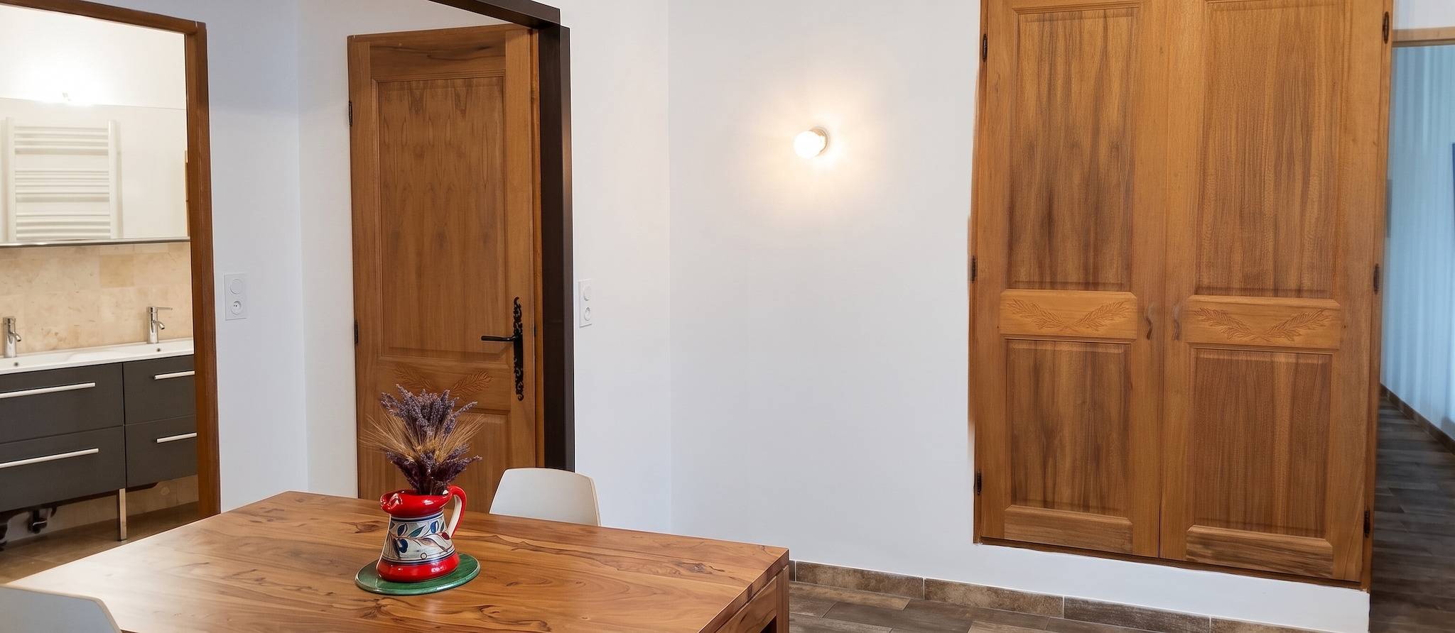 Appartement entier, Appartement charmant près d'Orange avec piscine partagée in Orange, Vaucluse
