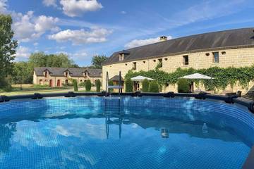 Gîte pour 16 personnes, avec jardin ainsi que terrasse et jacuzzi à Louresse-Rochemenier