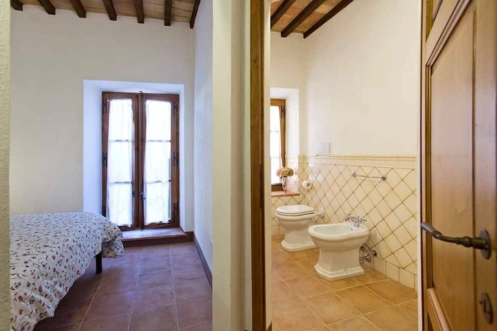 Ganze Wohnung, Typische toskanische Residenz in einem alten Dorf am Stadtrand von Siena in Monticiano, Siena Provinz
