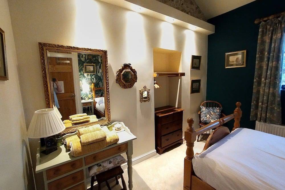 Stunning detached cottage, Gargrave centre, private garden & outdoor bath in Gargrave, Yorkshire Dales National Park