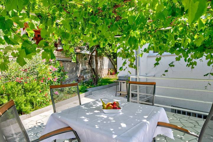 Ganze Wohnung, Lauschiges Apartment nur 200 Meter zum Sandstrand mit Meerblick, Grill, Klima in Crni molo, Crikvenica
