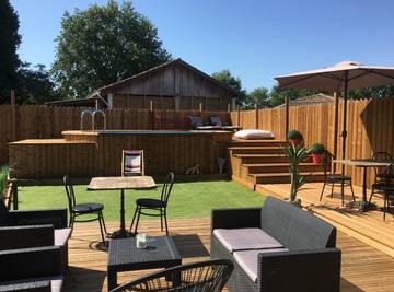 Gîte pour 6 personnes, avec terrasse ainsi que piscine et jardin, animaux acceptés à Pontenx-les-Forges