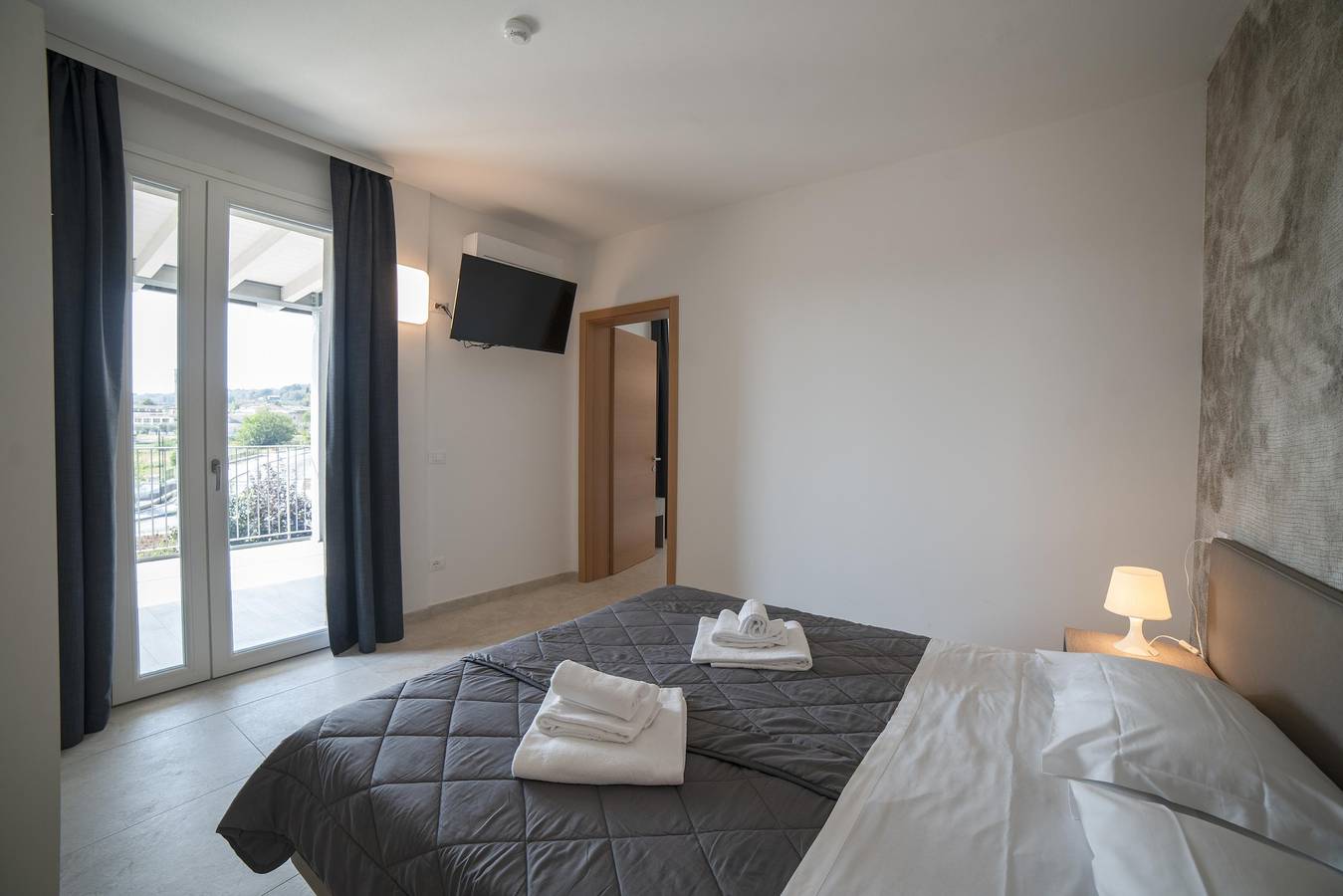Appartement entier, Suite 2 avec piscine partagée et balcon privé in Manerba del Garda, Montagnes autour du lac de Garde