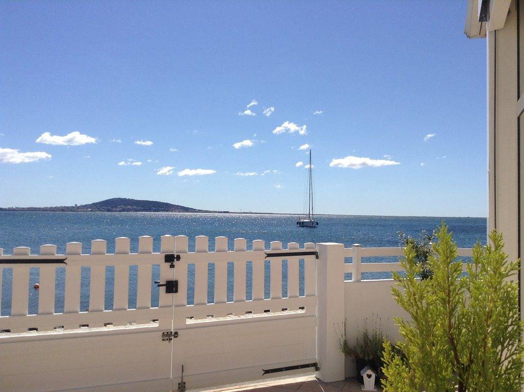 Appartement entier, Luxueux studio 'les pieds dans l'eau' in Mèze, Côte d'Améthyste