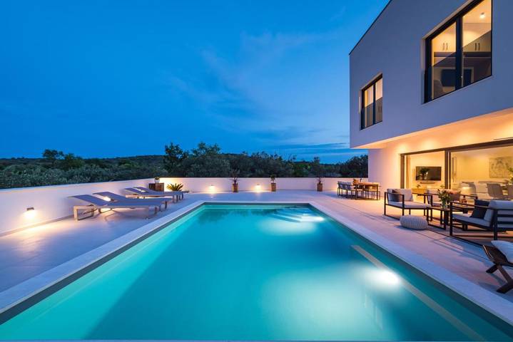 Villa pour 8 personnes, avec piscine ainsi que jardin et vue à Jezera - 3