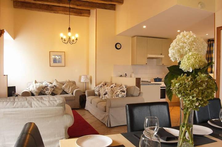 Gîte pour 7 personnes, avec Terrasse ainsi que Jardin et Piscine à Les Champs-Géraux