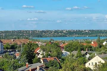 Ferienwohnung für 6 Personen, mit Balkon und Garten in Balatonalmadi
