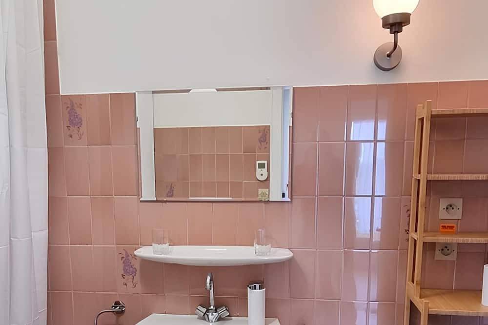 Ganze Wohnung, Cosy studio Molsheim - Balcony, Free parking, Train station 300M and Strasbourg 15mn away in Molsheim, Niederrhein Elsass