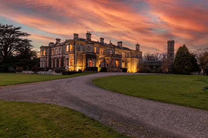 Villa for 20 people, with lake view and garden as well as terrace, with pets in Scotland