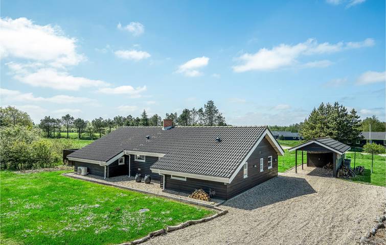 Feriehus for 8 personer, med sauna og hage i Jegum